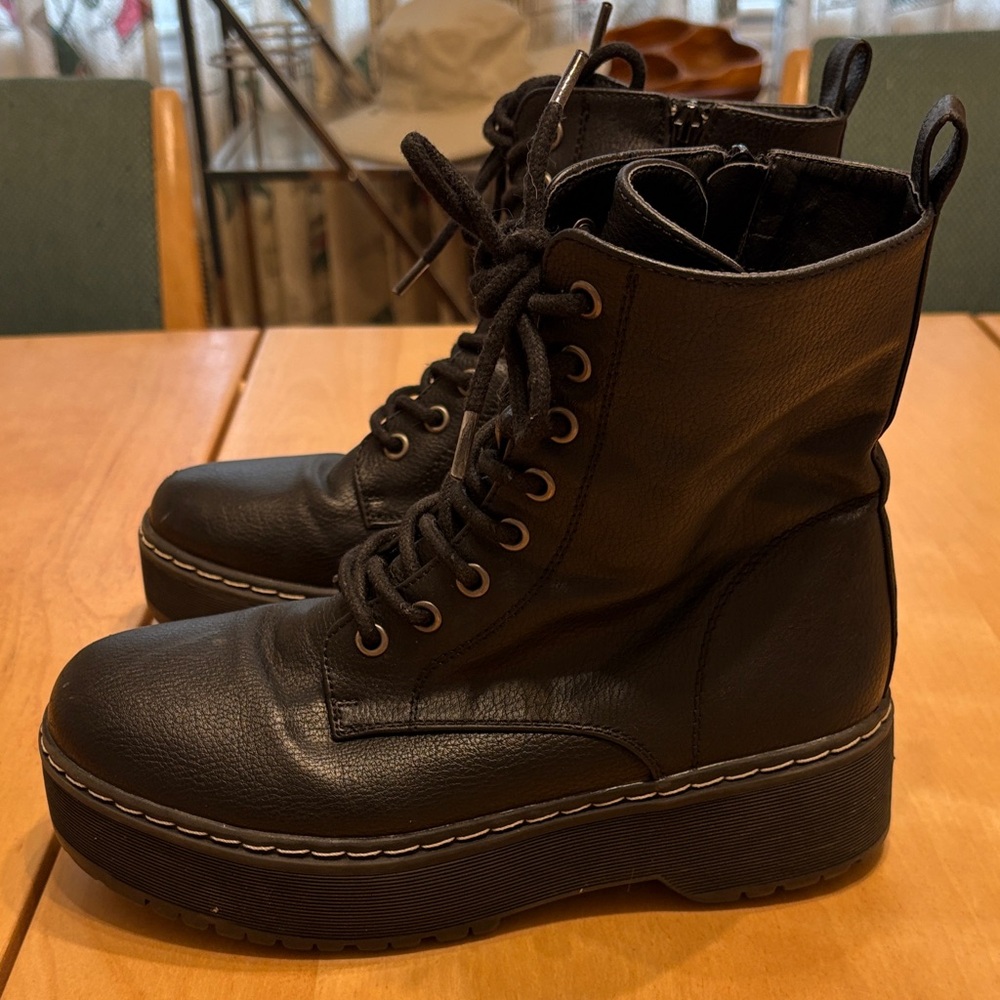 Sincerely Jules Kristy Black Platform Leather Combat Boots. Size 8.